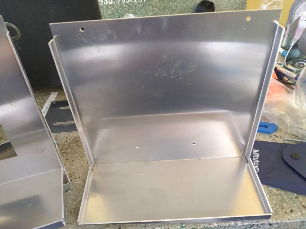 Các Yếu Tố Ảnh Hưởng Đến Giá Chấn Gấp Kim Loại